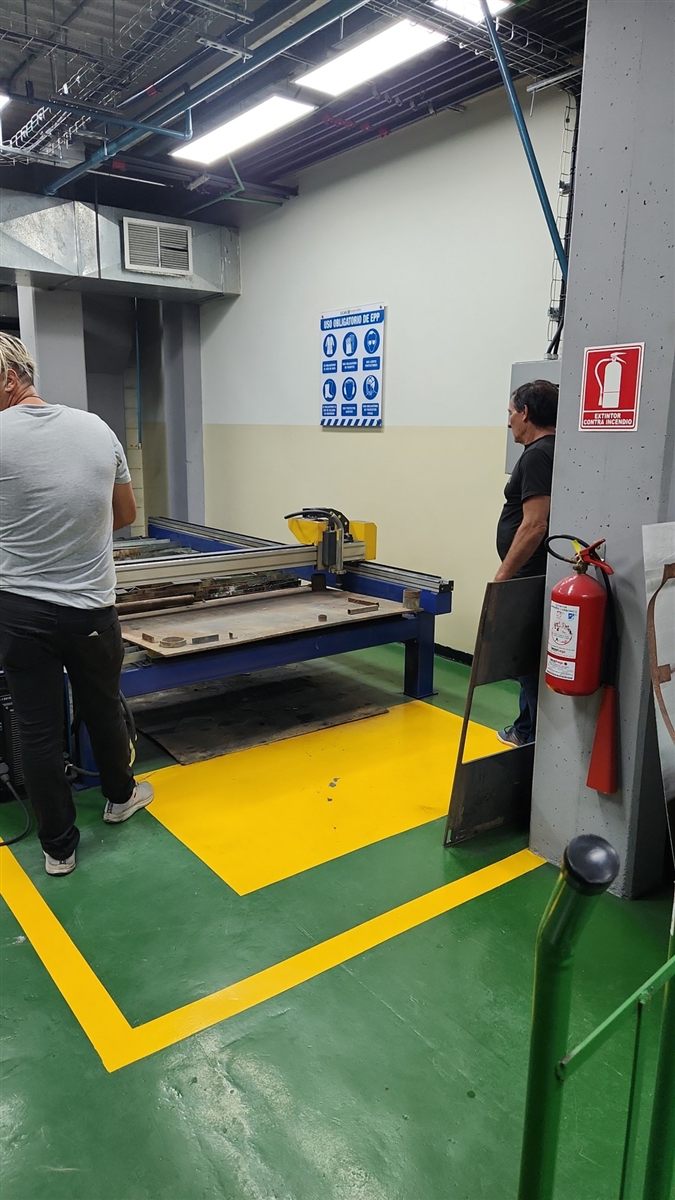 Fabricación con router CNC en un taller educativo