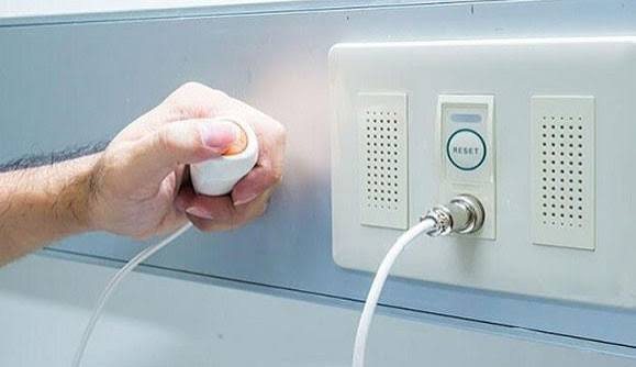 Panel de llamado y conexión eléctrica en una instalación de salud